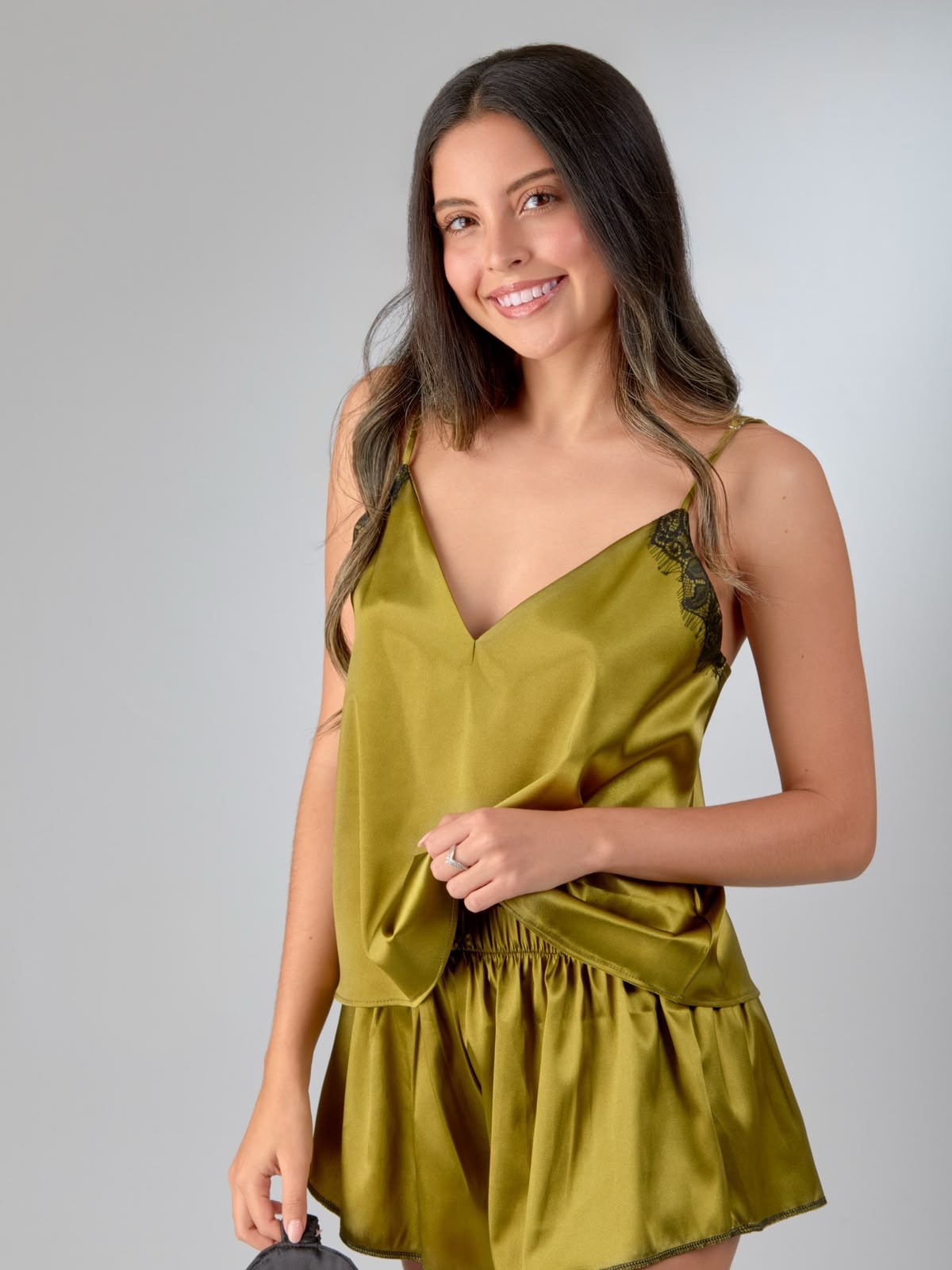 Modelo en estudio con conjunto de satén verde oliva