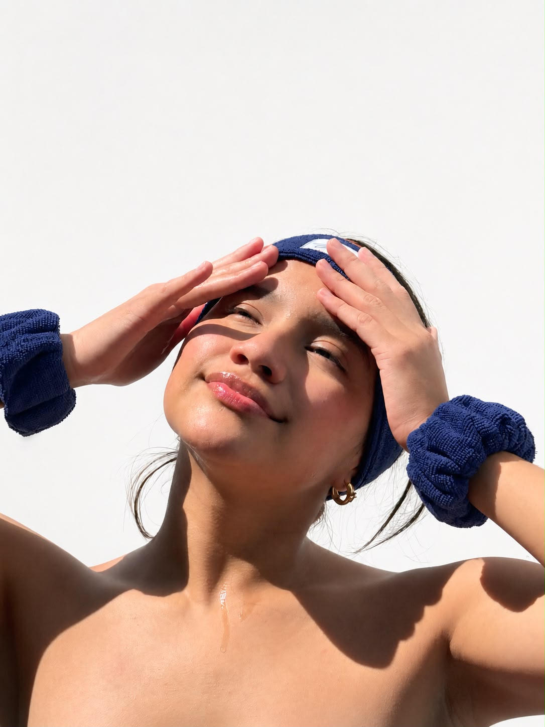 Modelo con scrunchies de satén azul noche en las muñecas